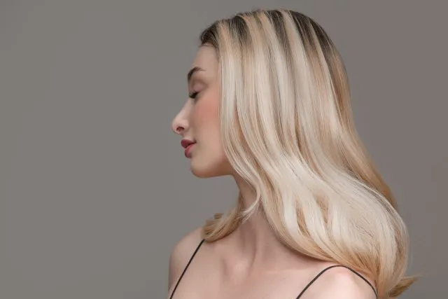 Co powoduje wypłukiwanie zimnego blondu? Jak zadbać o włosy w tym odcieniu?