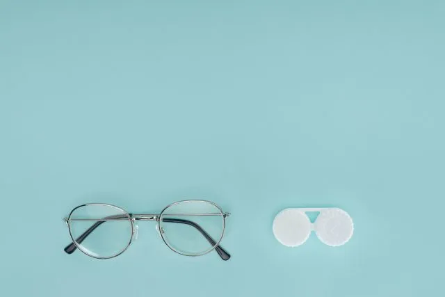 Czy można naprzemiennie nosić soczewki kontaktowe i okulary?